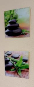 twee foto's van een foto van een aubergine op een tafel bij Edificio Cadiz Benidorm in Benidorm