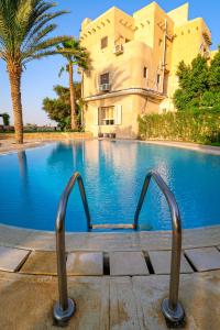 Bazén v ubytování Tache Boutique Hotel Fayoum nebo v jeho okolí