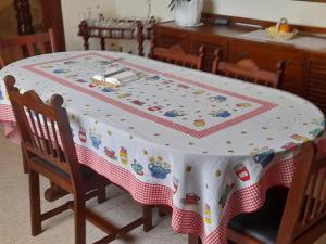 stół z tkaniną na górze w obiekcie Dynesty B&B w mieście Birżebbuġa