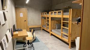 Μία ή περισσότερες κουκέτες σε δωμάτιο στο Shan Shan Come Later