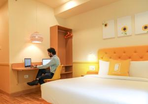 Postel nebo postele na pokoji v ubytování Bloom Hotel - Worli South Mumbai