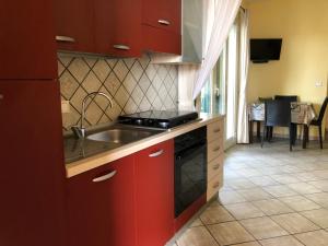A kitchen or kitchenette at La casa di Marilena