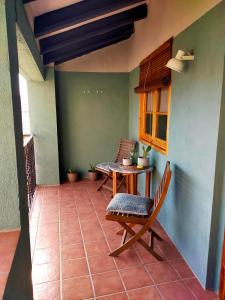 un patio con una mesa y una silla en una habitación en Ca l'Andròmines, en Pinell de Bray