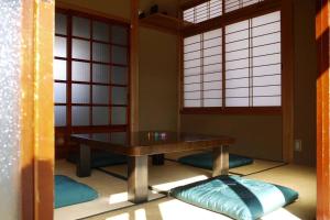 um quarto com uma mesa e algumas janelas em CHAKRA em Furukawachō