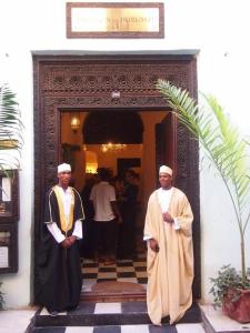 twee priesters die voor een deuropening staan bij Emerson on Hurumzi in Zanzibar City
