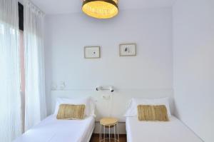 Posteľ alebo postele v izbe v ubytovaní Apartaments la Rambla - L'Arrel - 4 persones