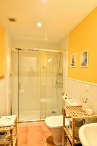 Koupelna v ubytování Apartaments la Rambla - L'Arrel - 4 persones + 25 fotografií