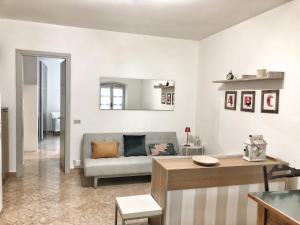 A seating area at Bergamondo
