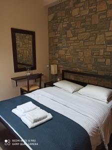 Ένα ή περισσότερα κρεβάτια σε δωμάτιο στο Ξενώνας Έβενος