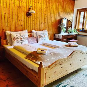 A bed or beds in a room at Pension Leopoldine