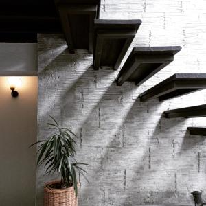 a brick wall with a potted plant on it at Inn Oon Villa in Chiang Mai