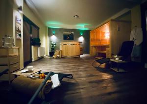 ブシュテニにあるCASA ANKELIのリビングルーム(緑色の照明付)、ソファが備わる客室です。