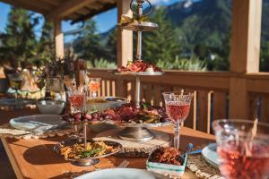 a table with plates of food and wine glasses at Luxus Ferienhaus für Familie und Hund in Bad Aussee