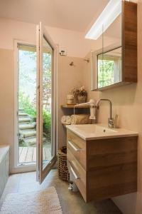Un baño con lavabo y ventana. en Luxus Ferienhaus für Familie und Hund, en Bad Aussee