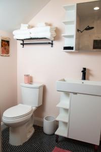 Łazienka z białą toaletą i umywalką w obiekcie True North - A Beach & Boat Lover's Dream w mieście Carolina Beach
