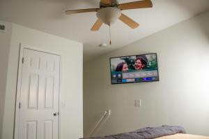 TV de pantalla plana en la pared de la sala de estar en True North - A Beach & Boat Lover's Dream, en Carolina Beach