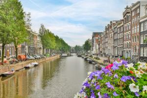 Afbeelding uit fotogalerij van Herengracht Private room with canal view in Amsterdam