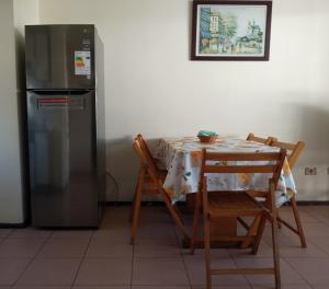 uma cozinha com uma mesa e um frigorífico em Apart Hotel Sendero del Sol em La Serena