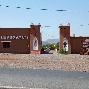 Un edificio in mezzo a una strada sterrata. di LESCALE DE OUARZAZATE a Ouarzazate