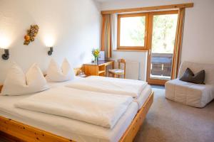 Un pat sau paturi într-o cameră la Geisler-Moroder