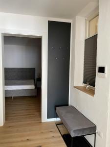 メラーノにあるRosa's Boutique Apartment & parkingのベッドルーム1室(ベッド1台、ベンチ付)