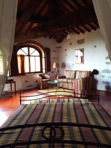 una sala de estar con 2 sofás y una alfombra en Villa Vezza, en Capolona