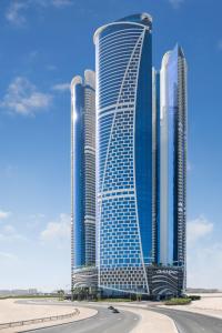 un montage d'un grand bâtiment dans une ville dans l'établissement Paramount Hotel Dubai, à Dubaï