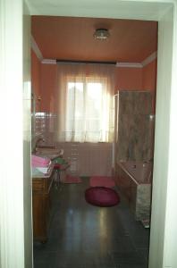 baño con 2 lavabos, bañera y ventana en Chambre individuelle à lit double dans une maison de Maître de 1904 en Haguenau