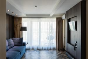 Televiisor ja/või meelelahutuskeskus majutusasutuses Tulip Residence & Spa Hotel