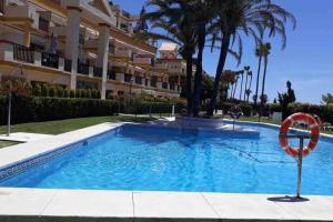 Bazén v ubytovaní Apártamento Vistas al Mar,Marbella alebo v jeho blízkosti