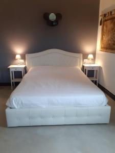 سرير أو أسرّة في غرفة في Agriturismo Borgo Gerbina