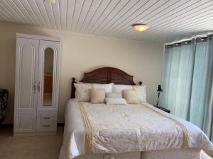 Кровать или кровати в номере Sandpiper Beach Apartments