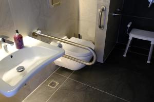 uma casa de banho com um lavatório e um WC em Vega Suites em Antalya