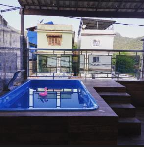 Swimmingpoolen hos eller tæt på Cantinho Feliz de Muriqui / Casa amarela