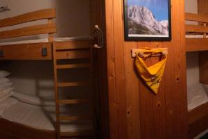 a room with bunk beds and a door with a ladder at Le Skidoux 2*, au pied des pistes, vue montagne in Gourette