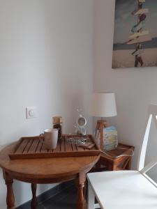 una mesa de centro con una taza y una lámpara. en Chambre privée au coeur d'une pinède dans un quartier résidentiel, en Lézignan-Corbières