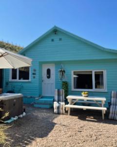 niebieski dom ze stołem piknikowym przed nim w obiekcie The Croft Accommodation w mieście Gamrie