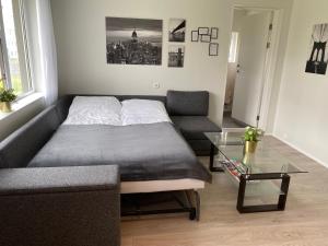 1 dormitorio con cama y mesa de cristal en Sol apartment, en Keflavík
