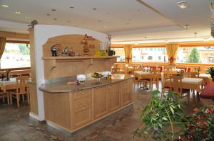 un restaurante con comedor con mesas y sillas en Hotel Ciamol, en Mazzin
