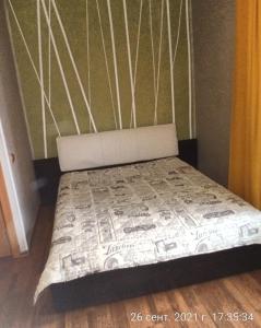 Un pat sau paturi într-o cameră la Always at home Apartments On Transportnaia 7