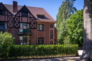 ein großes Backsteinhaus mit einem roten Dach in der Unterkunft Vakantiewoning Guesthouse MOMO in Dilsen-Stokkem