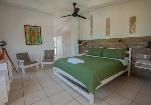 Un pat sau paturi într-o cameră la Treetops Hotel