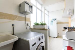 eine Waschküche mit Waschmaschine und Waschbecken in der Unterkunft Estilo em Ipanema - Boa localização - VP305 Z2 in Rio de Janeiro