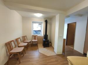 Predel za sedenje v nastanitvi Apartmán Hulín, Chrášťany - bílý