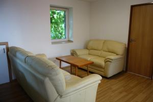 Predel za sedenje v nastanitvi Apartmán Hulín, Chrášťany - bílý