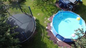 Výhled na bazén z ubytování Apartmán Hulín, Chrášťany - bílý nebo okolí
