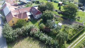 Taman di luar Apartmán Hulín, Chrášťany - bílý