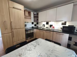 Dapur atau dapur kecil di Apartmán Hulín, Chrášťany - bílý