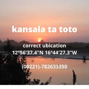 ein Sonnenuntergang über einem Wasserkörper mit den Worten "kanishka tko to" in der Unterkunft Kansala Ta Toto in Kafountine