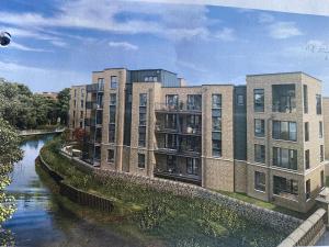 una representación de un complejo de apartamentos junto a un río en Water Walk Apartment, en Edimburgo